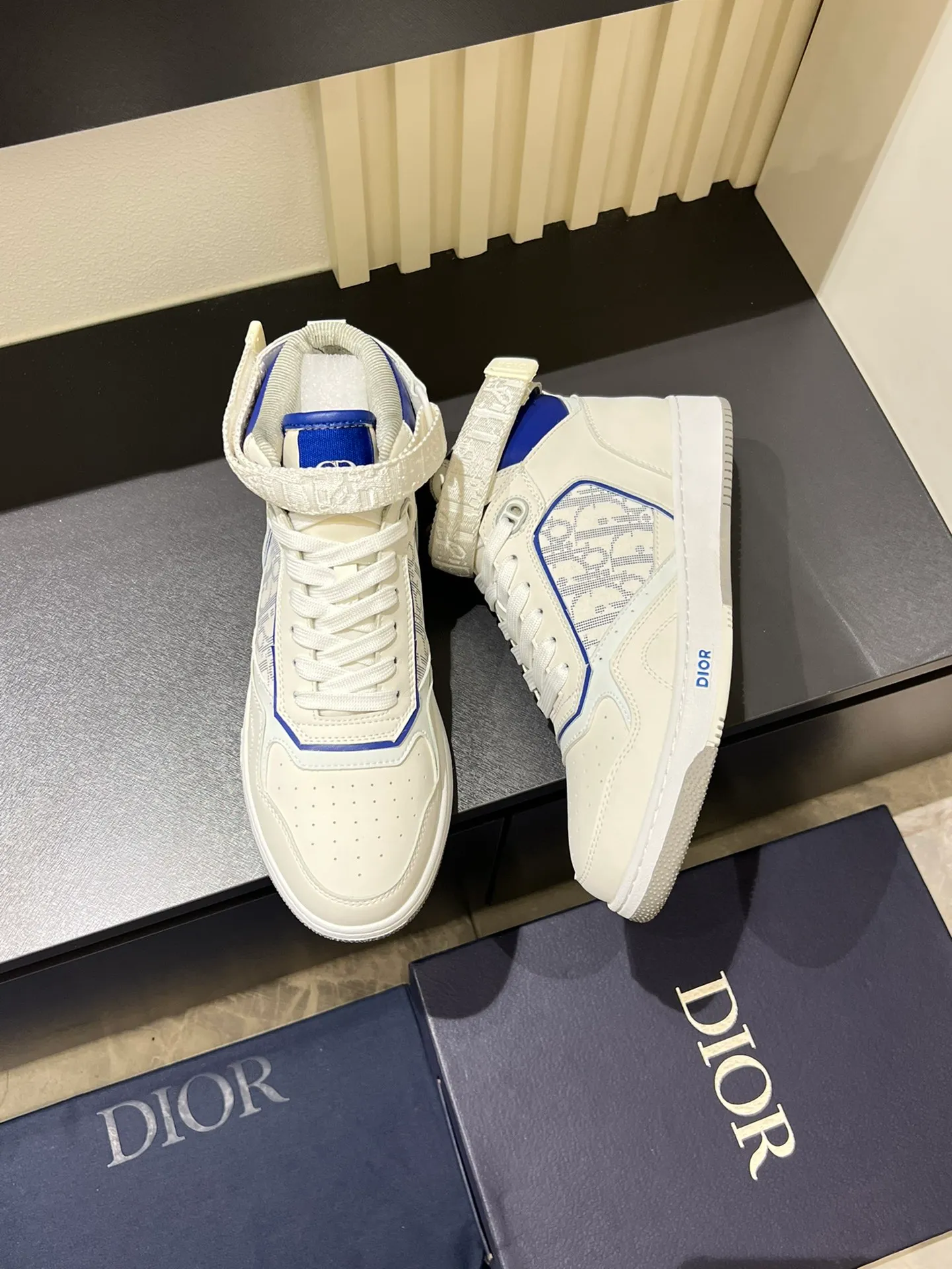 Men's shoes 💰p460 "Dio*" mid-top B27 casual sneakers. This B27 high-top sneaker is a new product in the series and continues Di*r's classic style. Crafted from gray and white smooth calf leather with beige and black Oblique print panels on the sides. The "CD Icon" shaped shoelace eyelets are clever and delicate, and the two-color rubber sole, rear collar and heel are all equipped with the brand's iconic details to enhance the style. Oblique printed straps at the ankle allow for an adjustable fit to complement the overall design. Fashionable and versatile, it can complement any look. Create an exquisite design with unique dynamic vitality and modern atmosphere, presented in low-top and high-top styles. This new must-have shoe adds a new dimension to Dior's archive heritage, embodying modern elegance. Purchase the original version and make it 1:1. If you need top quality, please come to me! Male 38-44!